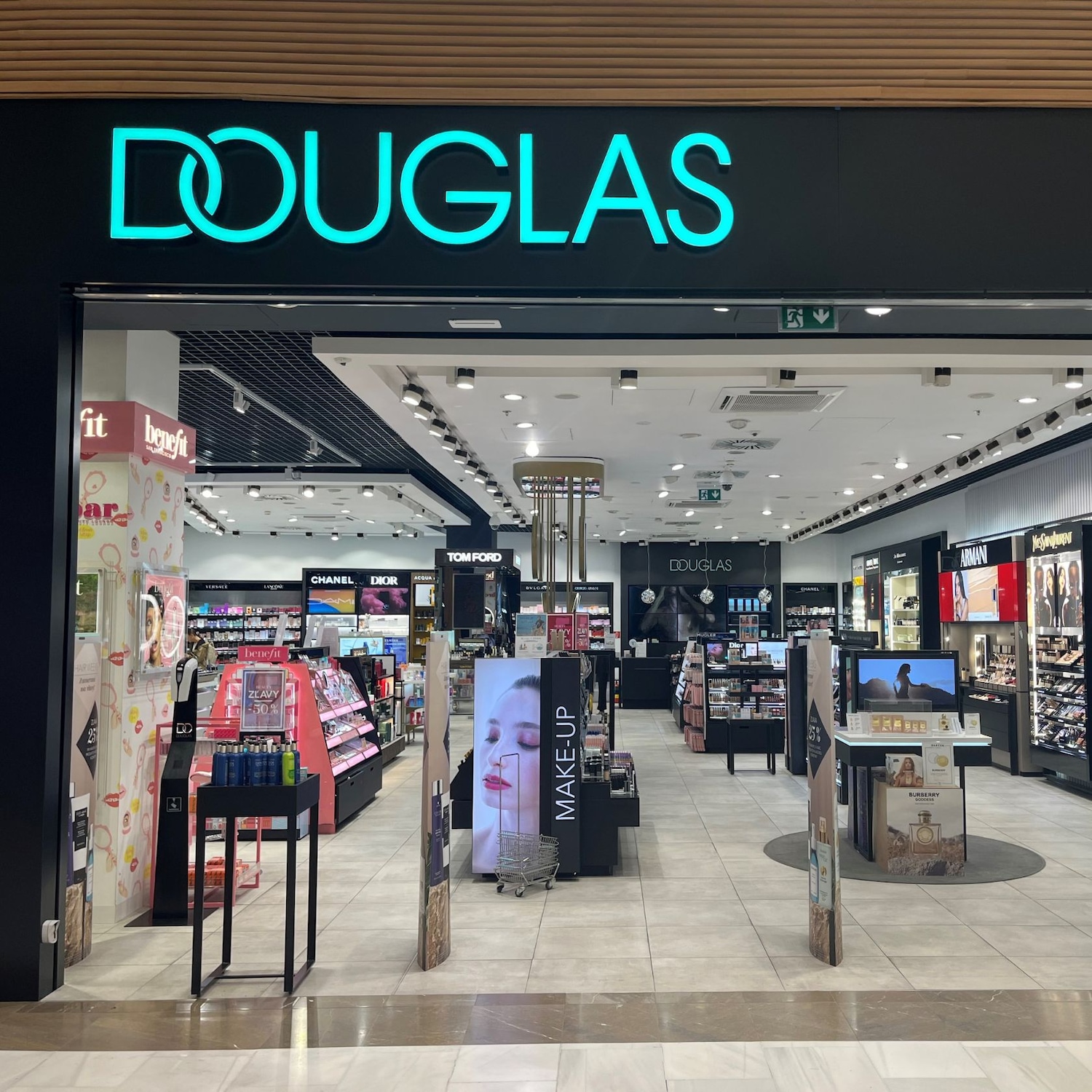 Vstupte do Douglasu a objavte svet krásy s ponukou značiek ako Benefit, Tom Ford, Chanel, Dior a Armani.