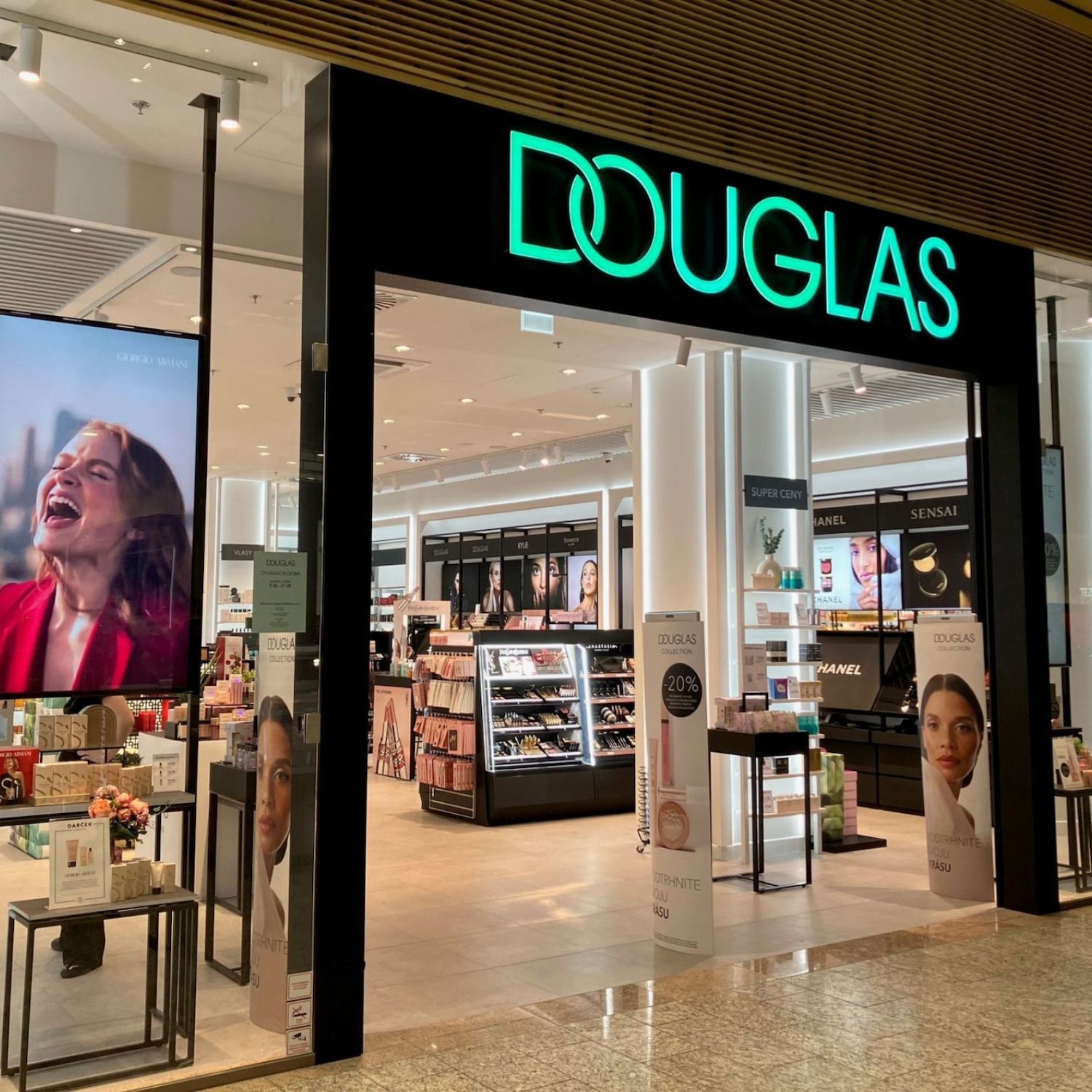 Vitajte v Douglas, kde nájdete široký výber parfumov, kozmetiky a produktov pre starostlivosť o pleť od popredných značiek ako Chanel a Sensai.