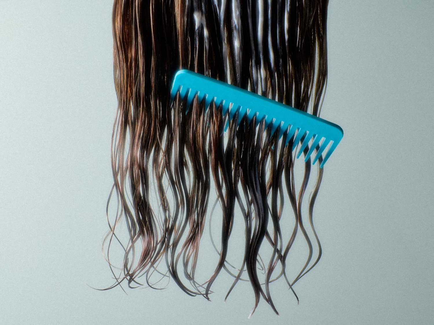 Šlapi plaukai šukuojami mėlynomis šukomis, kad būtų lengviau iššukuoti ir prižiūrėti.