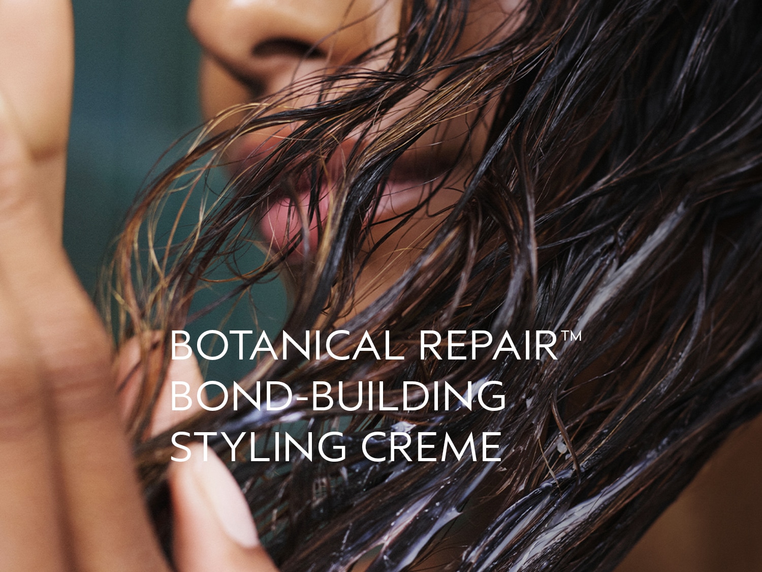 Botanical Repair Bond-Building Styling Crème wordt aangebracht op nat haar, waardoor het haar er glanzend en gevoed uitziet.