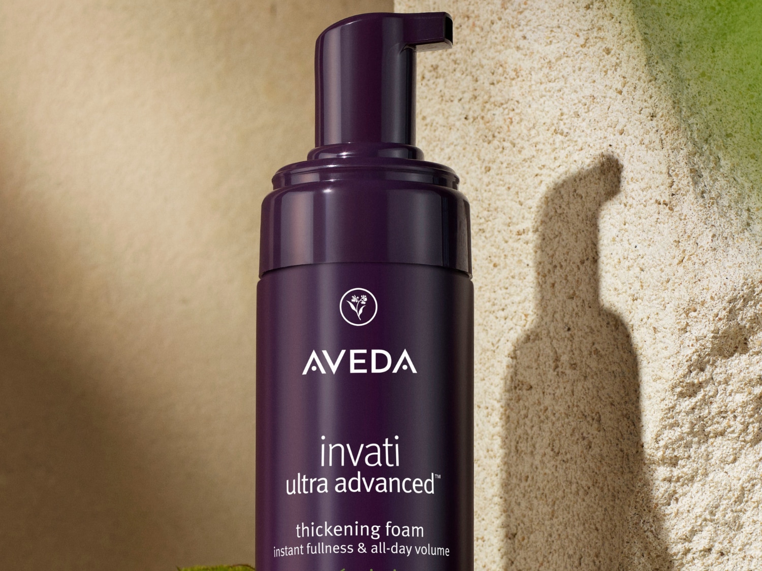 Paarse Aveda Invati Ultra Advanced verdikkende schuimfles belooft direct volheid en volume de hele dag.
