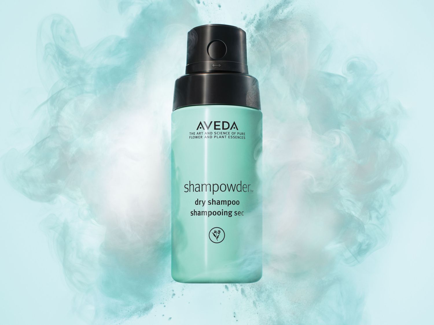 Aveda Shampowder droogshampoo in een lichtblauwe flacon met zwarte dop, ideaal voor het opfrissen van je haar tussen wasbeurten door.