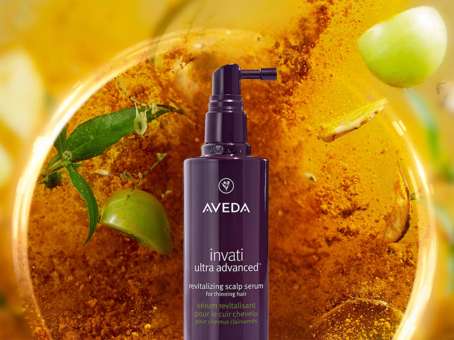 Paarse AVEDA Invati Ultra Advanced revitaliserend serum voor de hoofdhuid voor dunner wordend haar, gepresenteerd met groene bladeren en gele achtergrond.