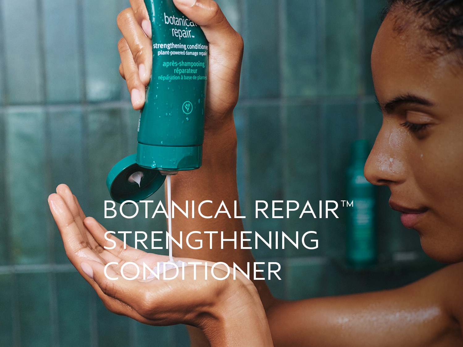 Een vrouw giet Botanische Repair Versterkende Conditioner uit een groene fles in haar hand, een plant-aangedreven formule voor het herstellen van beschadigd haar.