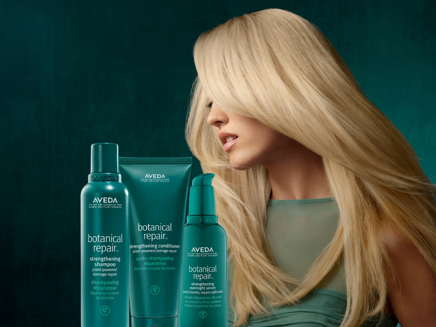 Aveda Botanical Repair haarverzorgingslijn, inclusief shampoo, conditioner en nachtserum, voor het versterken en herstellen van beschadigd haar, gepresenteerd naast een model met lang blond haar.
