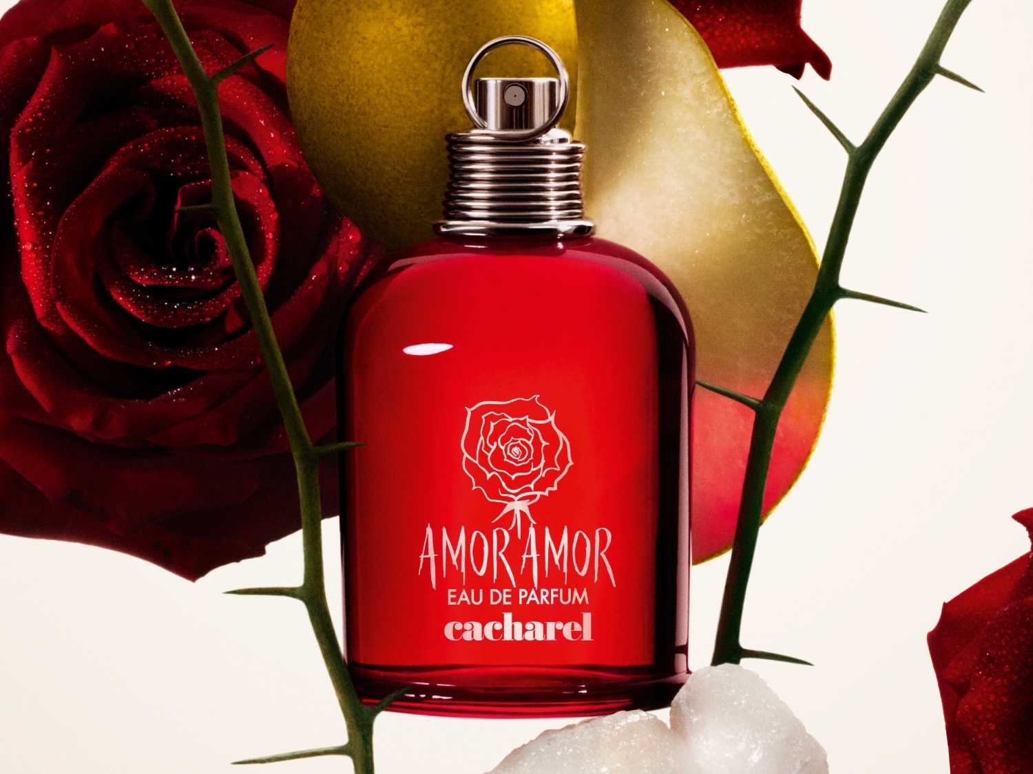 Découvrez Amor Amor de Cacharel, une fragrance passionnée dans un flacon rouge orné d'une rose, évoquant l'amour et la sensualité.
