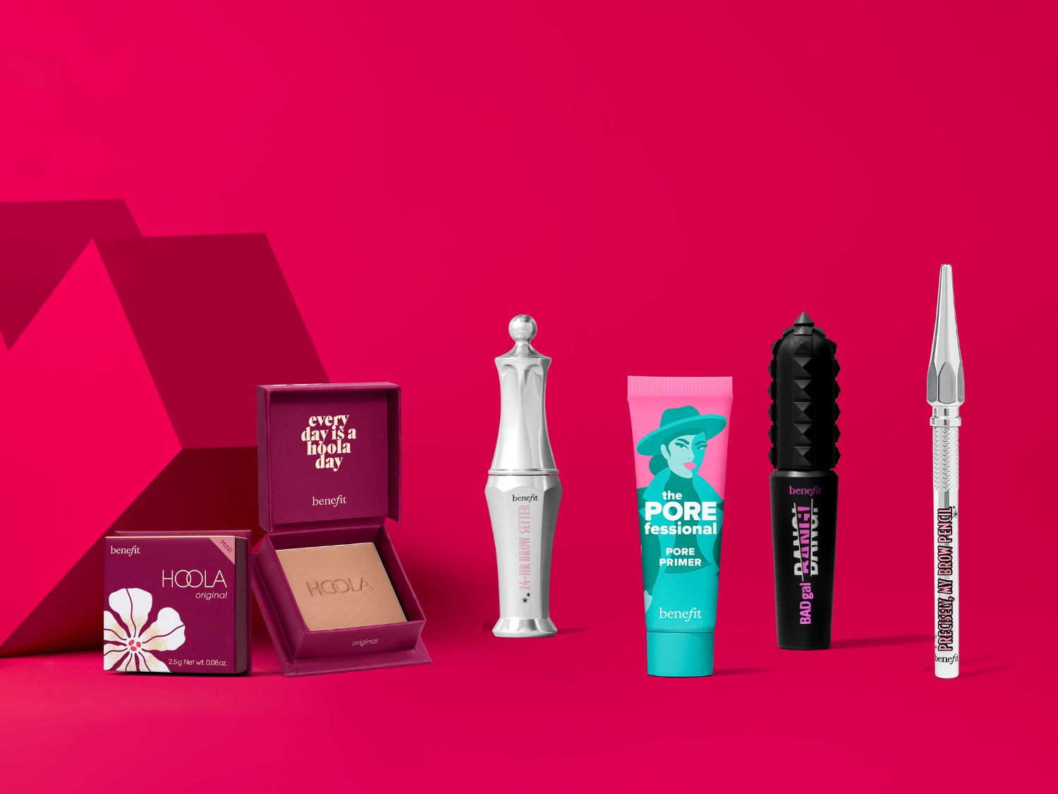 Ontdek Benefit's Hoola bronzer in een paarsbruine verpakking, samen met de 24-HR Brow Setter, Porefessional primer, Badgal Bang mascara en Precisely, My Brow Pencil.