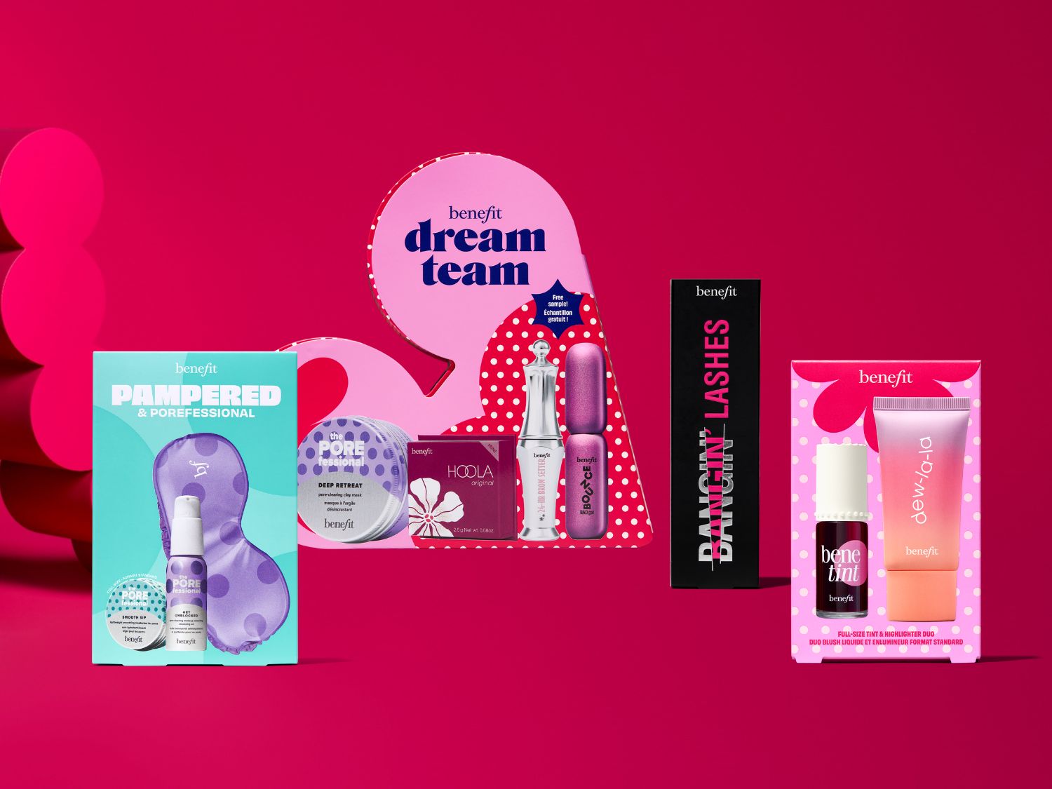 Découvrez le coffret Benefit Dream Team, comprenant des produits pour les sourcils, le visage et les cils, présentés dans des emballages colorés et attrayants.