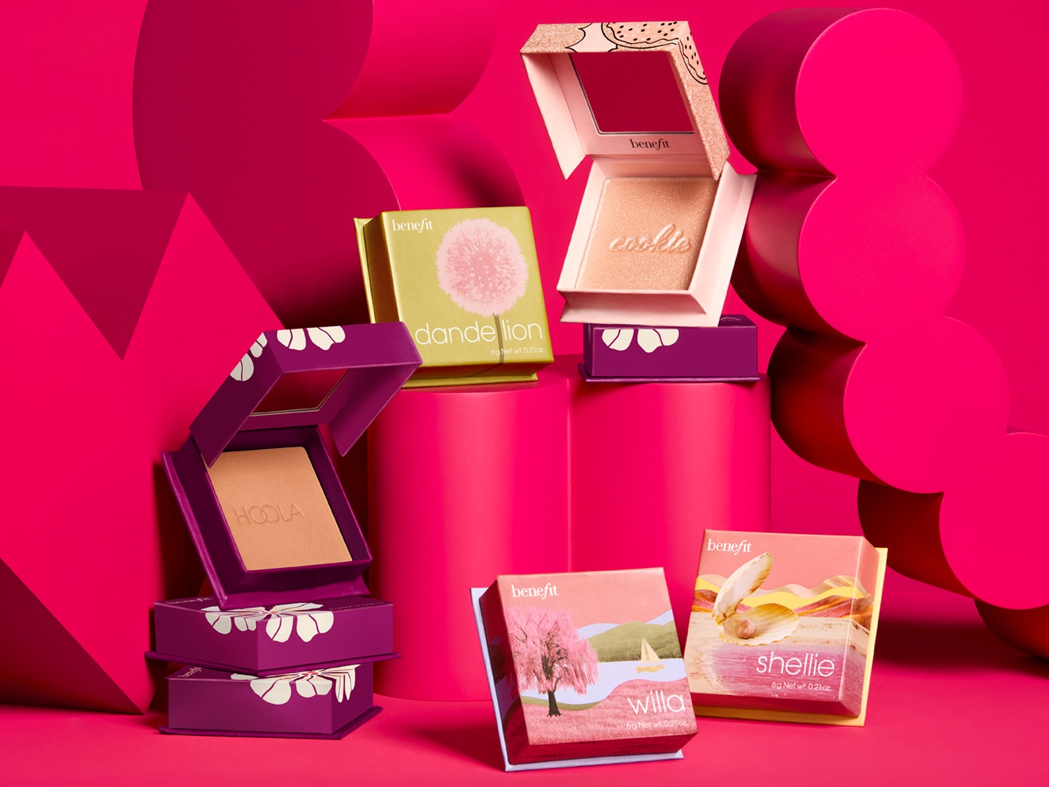 Découvrez une gamme de poudres Benefit, incluant Hoola, Dandelion, Cookie, Willa et Shellie, présentées dans des emballages colorés et attrayants.