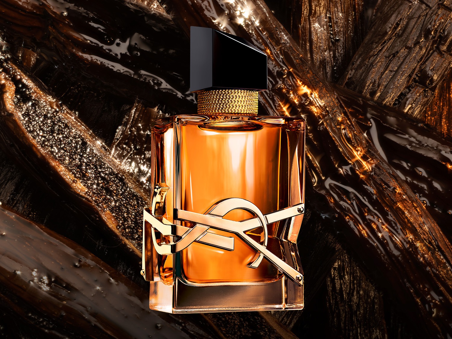 Découvrez le parfum Yves Saint Laurent, un nectar ambré capturé dans un flacon aux lignes architecturales, sublimé par le logo iconique doré, promesse d'une fragrance inoubliable.