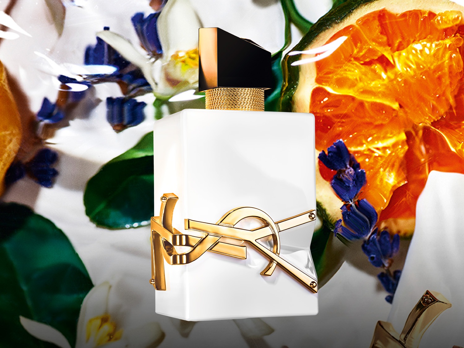 Découvrez le parfum Libre d'Yves Saint Laurent, un parfum floral audacieux dans un flacon blanc élégant orné du logo YSL doré.