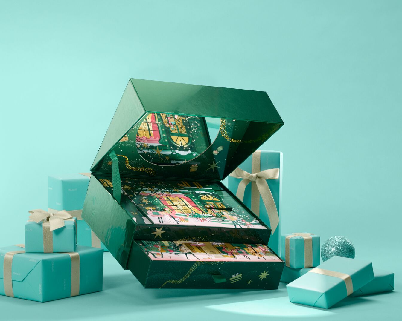 Entdecke den dunkelgrünen Adventskalender mit festlichen Illustrationen und goldenen Akzenten, umgeben von blaugrünen Geschenken mit Schleifen.