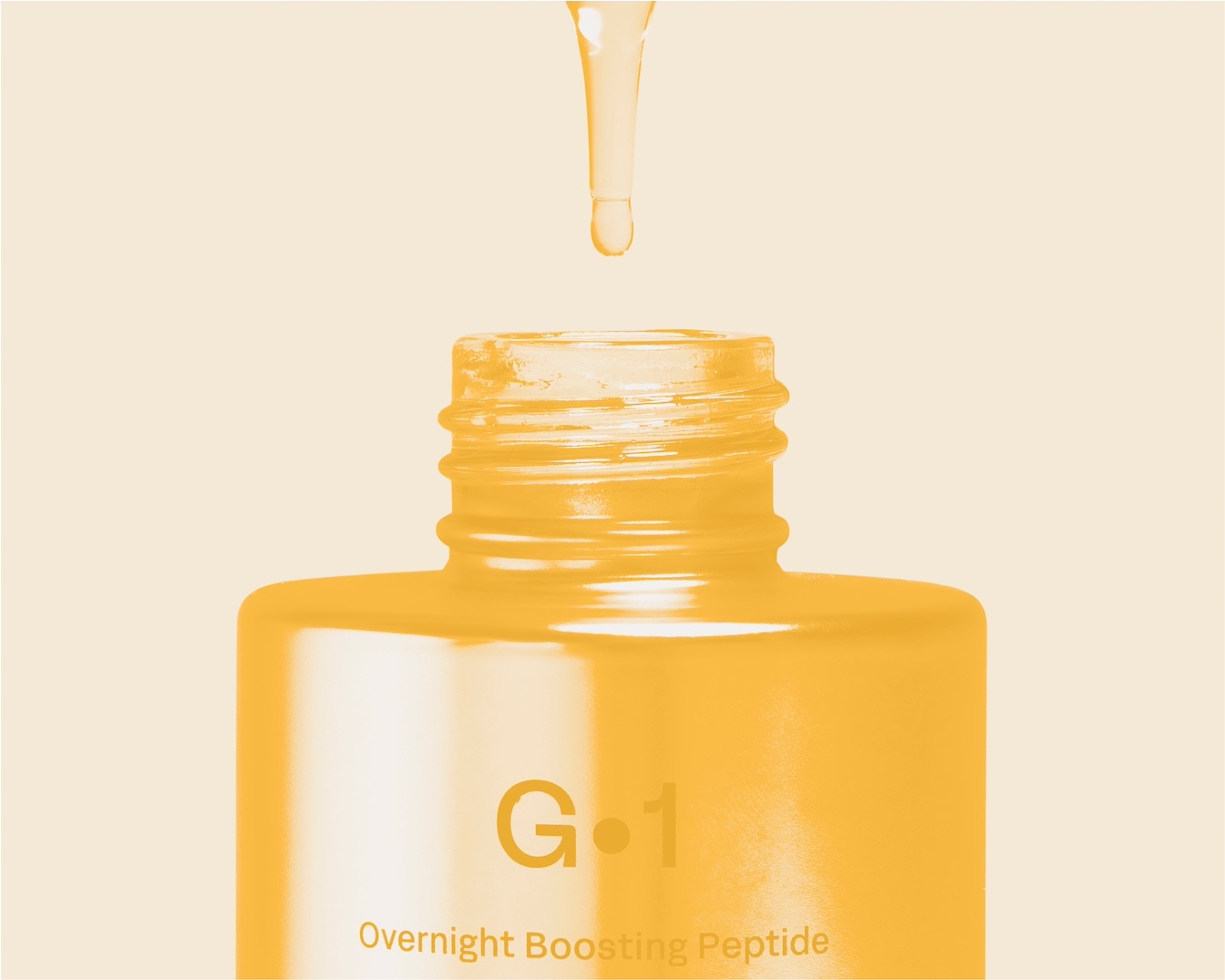 Arany színű, nyitott üvegcséből cseppfolyós szérum cseppen, melynek neve G•1 Overnight Boosting Peptide.
