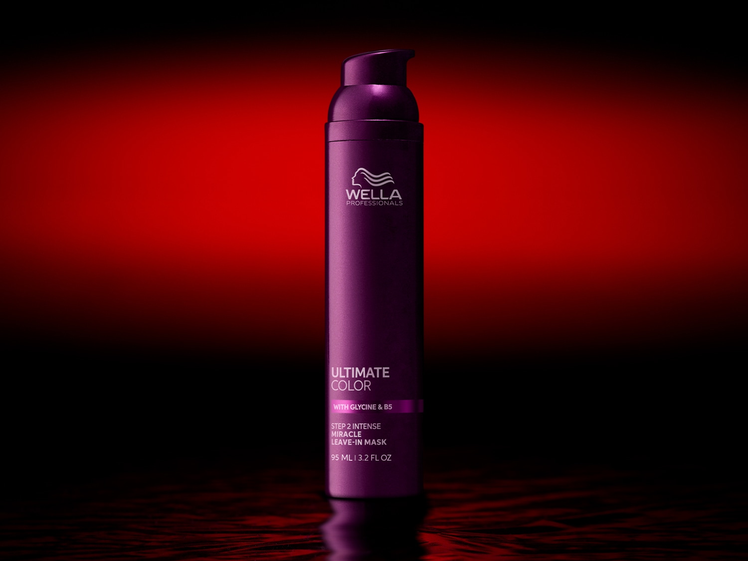 Ecco la maschera leave-in miracolosa Ultimate Color di Wella Professionals, Step 2 Intense, con glicina e B5, in una confezione viola.