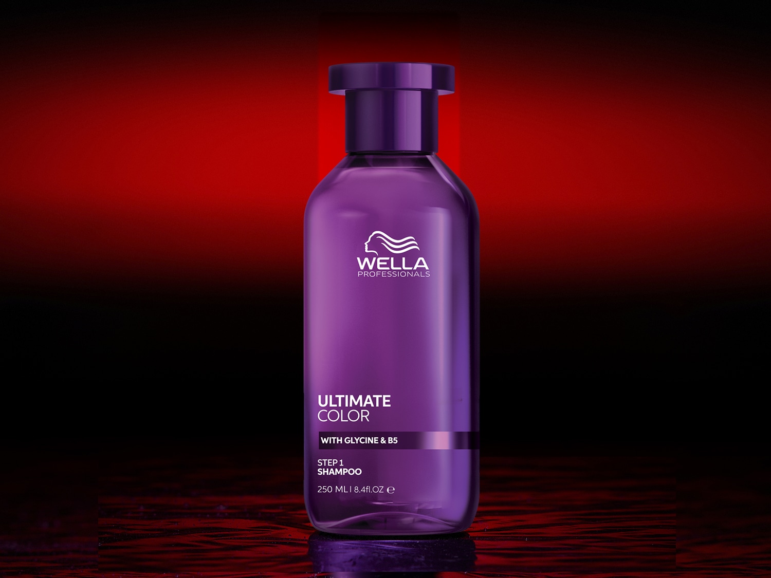 Ecco lo shampoo Ultimate Color di Wella Professionals, in una bottiglia viola lucida, arricchito con glicina e B5, ideale per la cura dei capelli colorati.