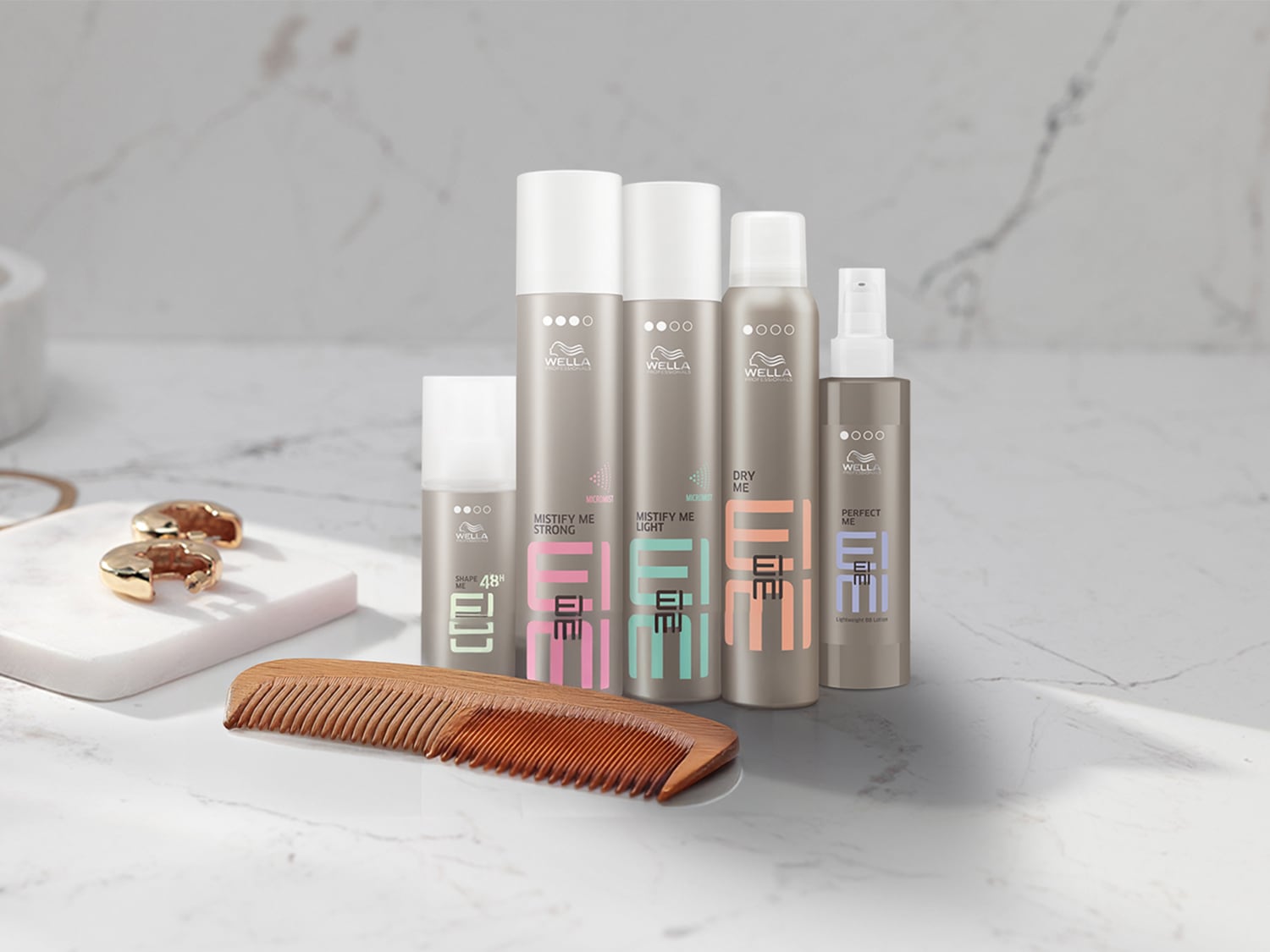 Scopri la gamma di prodotti Wella EIMI per lo styling dei tuoi capelli: spray fissanti, mousse volumizzanti e lozioni leggere per un look impeccabile.