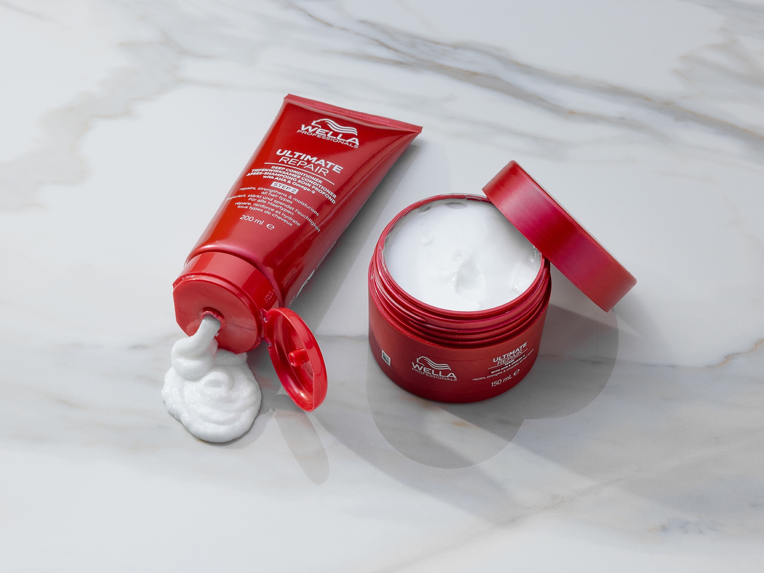 Ecco il balsamo profondo Ultimate Repair di Wella Professionals in confezione rossa, ideale per riparare e idratare tutti i tipi di capelli.