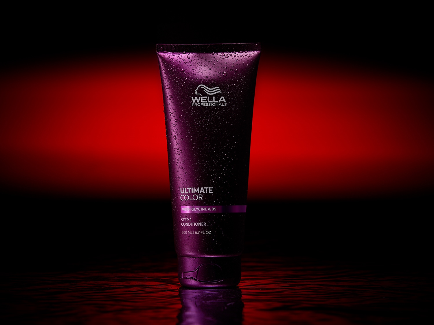 Ecco il balsamo Step 2 Ultimate Color di Wella Professionals, arricchito con glicina e B5, in una confezione viola scuro da 200 ml.