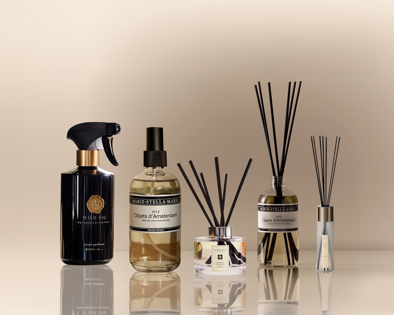 Een reeks kamergeuren, waaronder 'Wild Fig' van Rituals en 'Objets d'Amsterdam' van Marie-Stella-Maris, in verschillende verpakkingen zoals sprays en geurstokjes.
