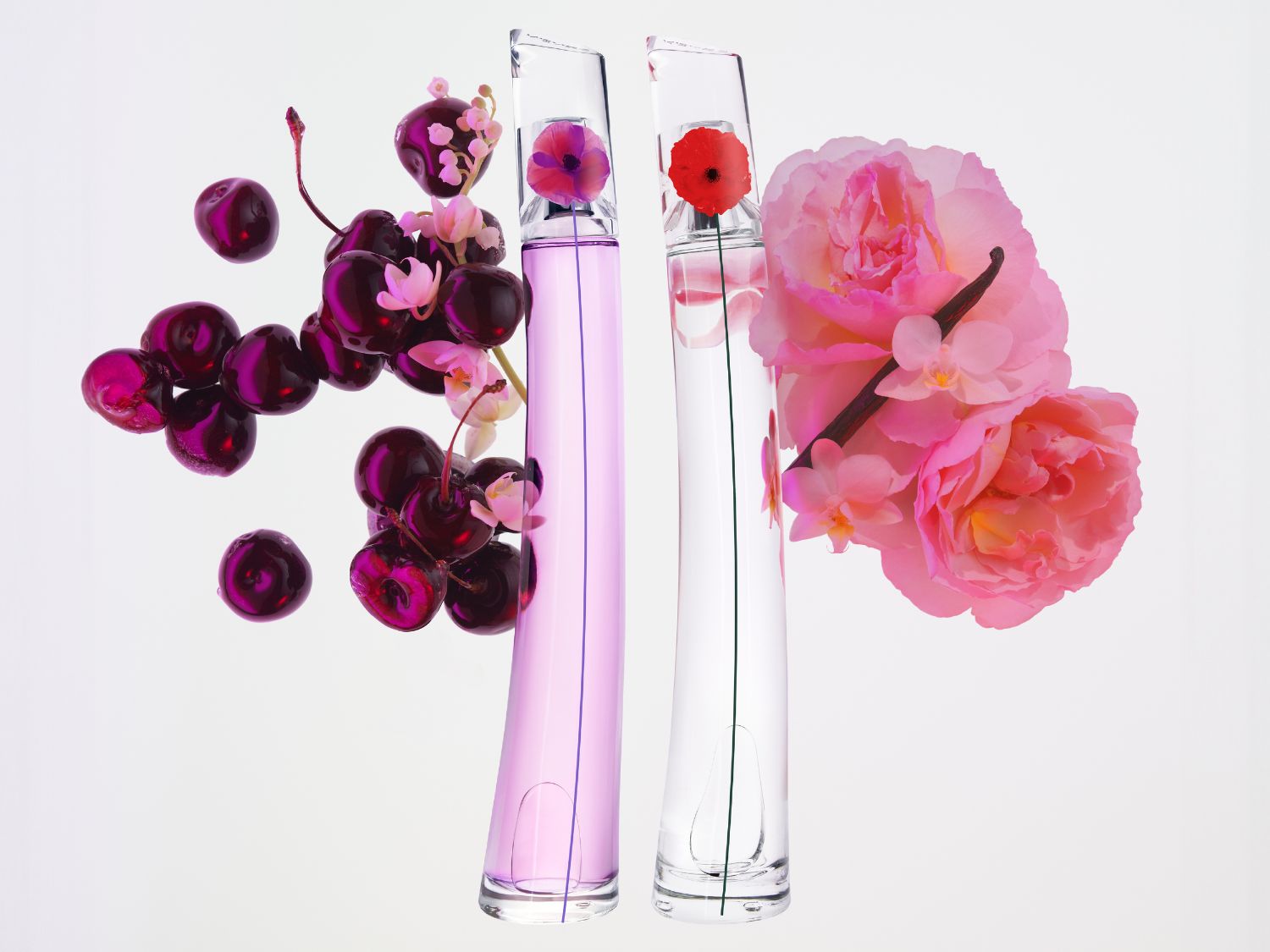 Zwei Parfümflaschen, eine in Lila mit Kirschen und kleinen Blüten, die andere klar mit rosa Rosen und einem Hauch von Vanille.