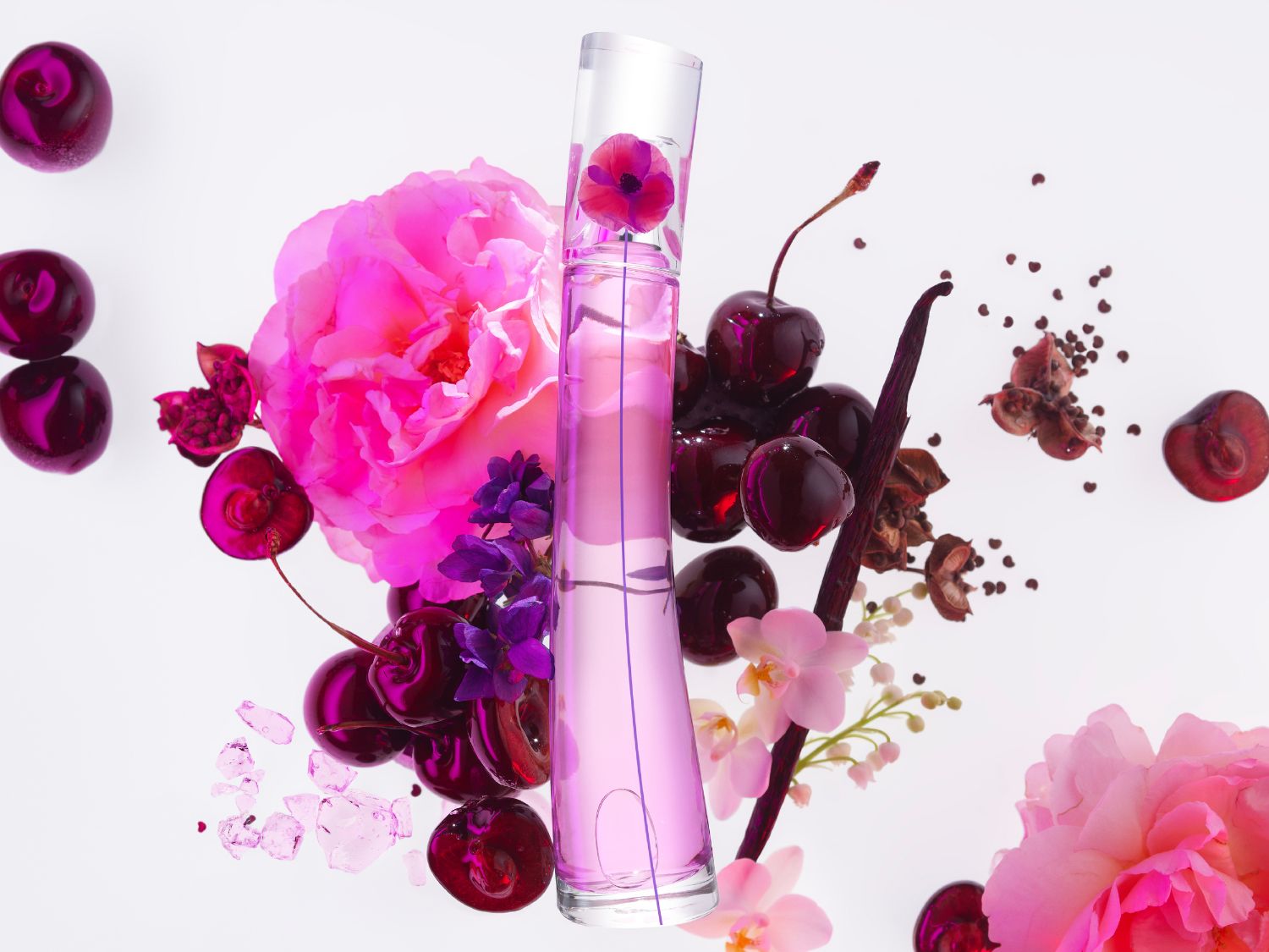 Entdecke den Duft von Kenzo World: Ein zartrosa Parfümflakon umgeben von Kirschen, Rosen und Vanille, eine olfaktorische Symphonie.