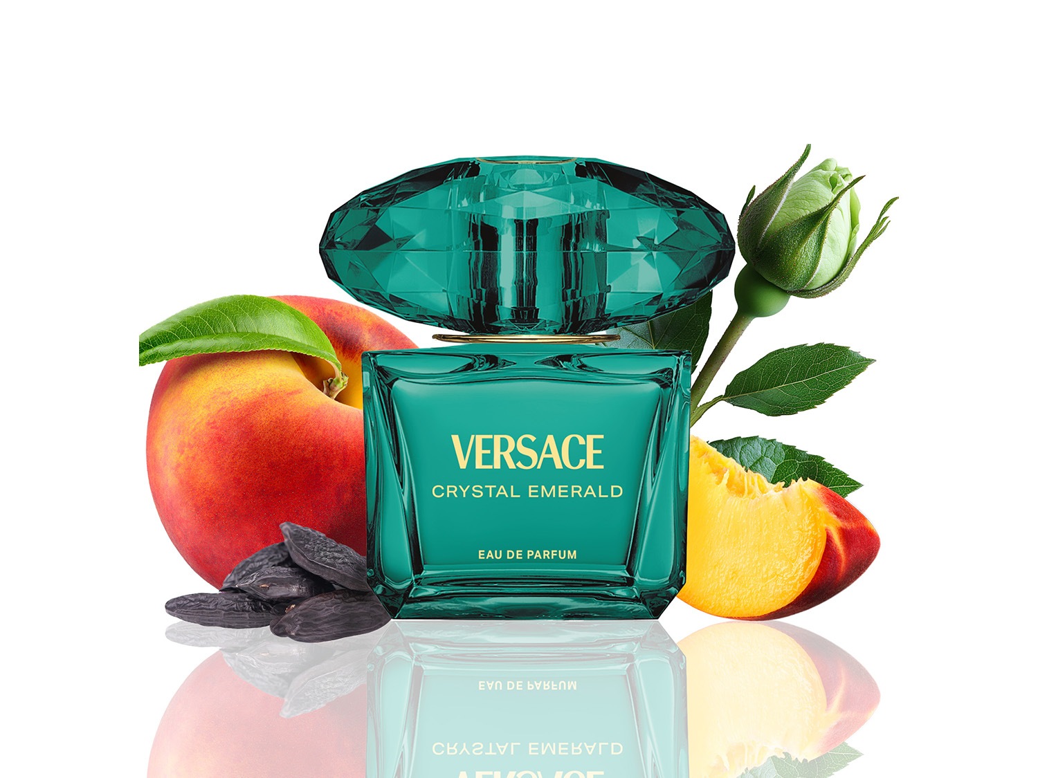 Le parfum Versace Crystal Emerald Eau de Parfum dans un flacon vert émeraude, entouré de pêches fraîches, de fèves tonka et d'un bouton de rose.