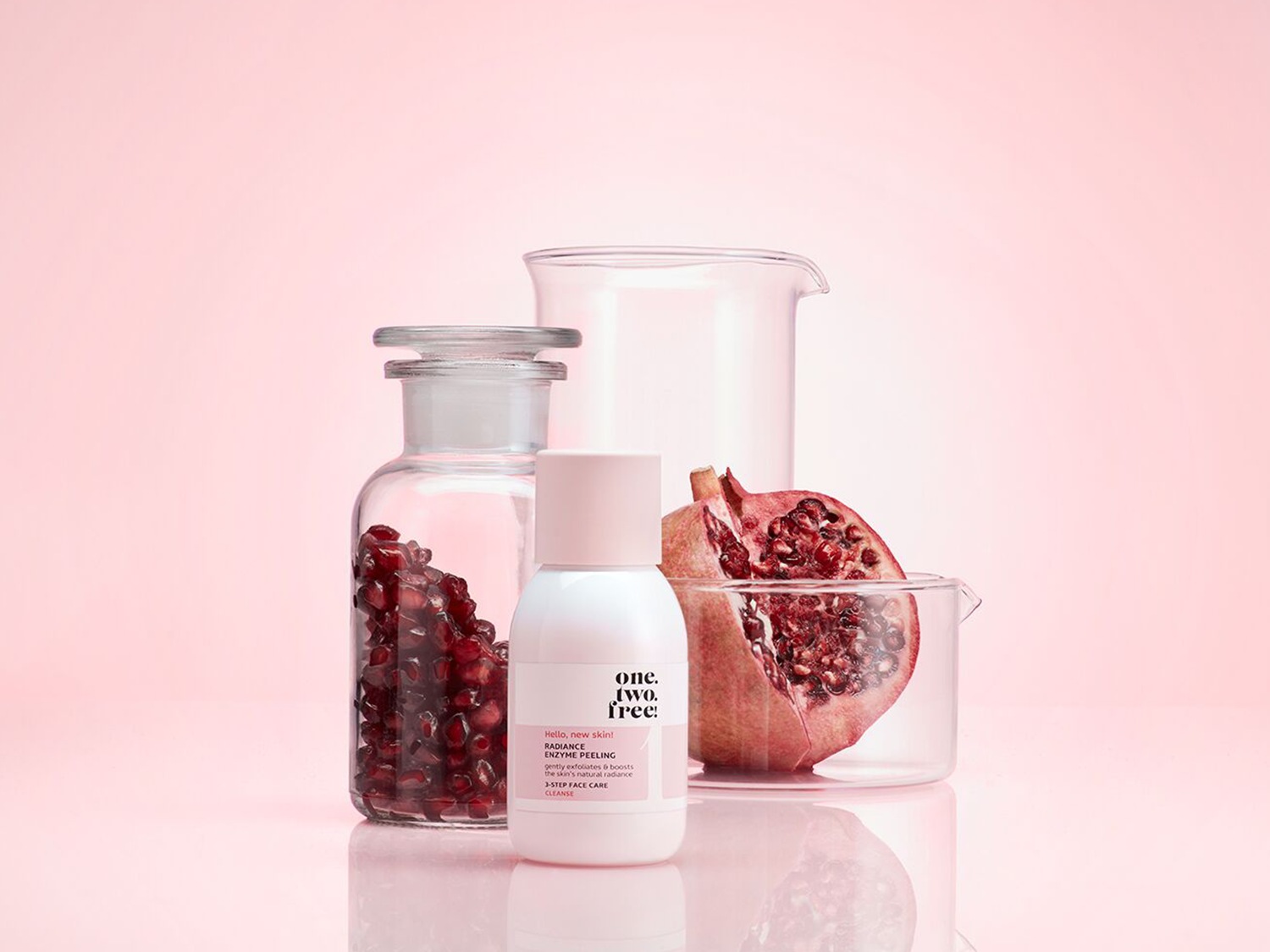 Découvrez le peeling enzymatique éclat de One Two Free, un soin visage en 3 étapes qui exfolie en douceur et ravive l'éclat naturel de votre peau, présenté dans un flacon blanc et rose.