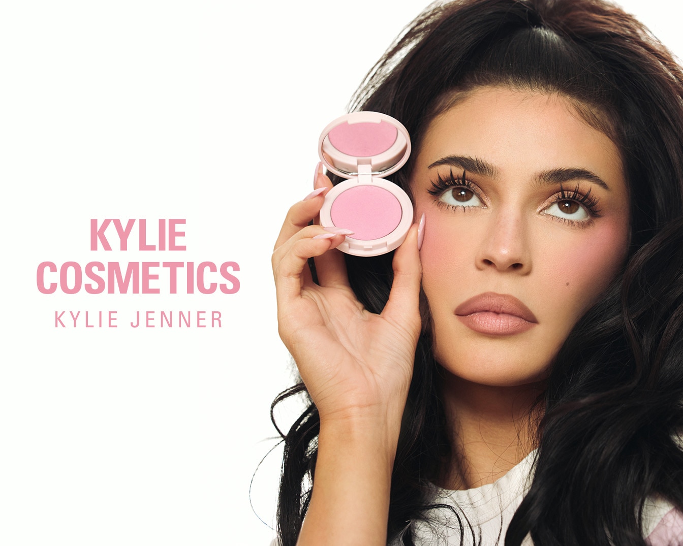 A Kylie Cosmetics púder rózsaszín csomagolásban, amelyet Kylie Jenner mutat be, kiemelve a termék finom, rózsás árnyalatát.