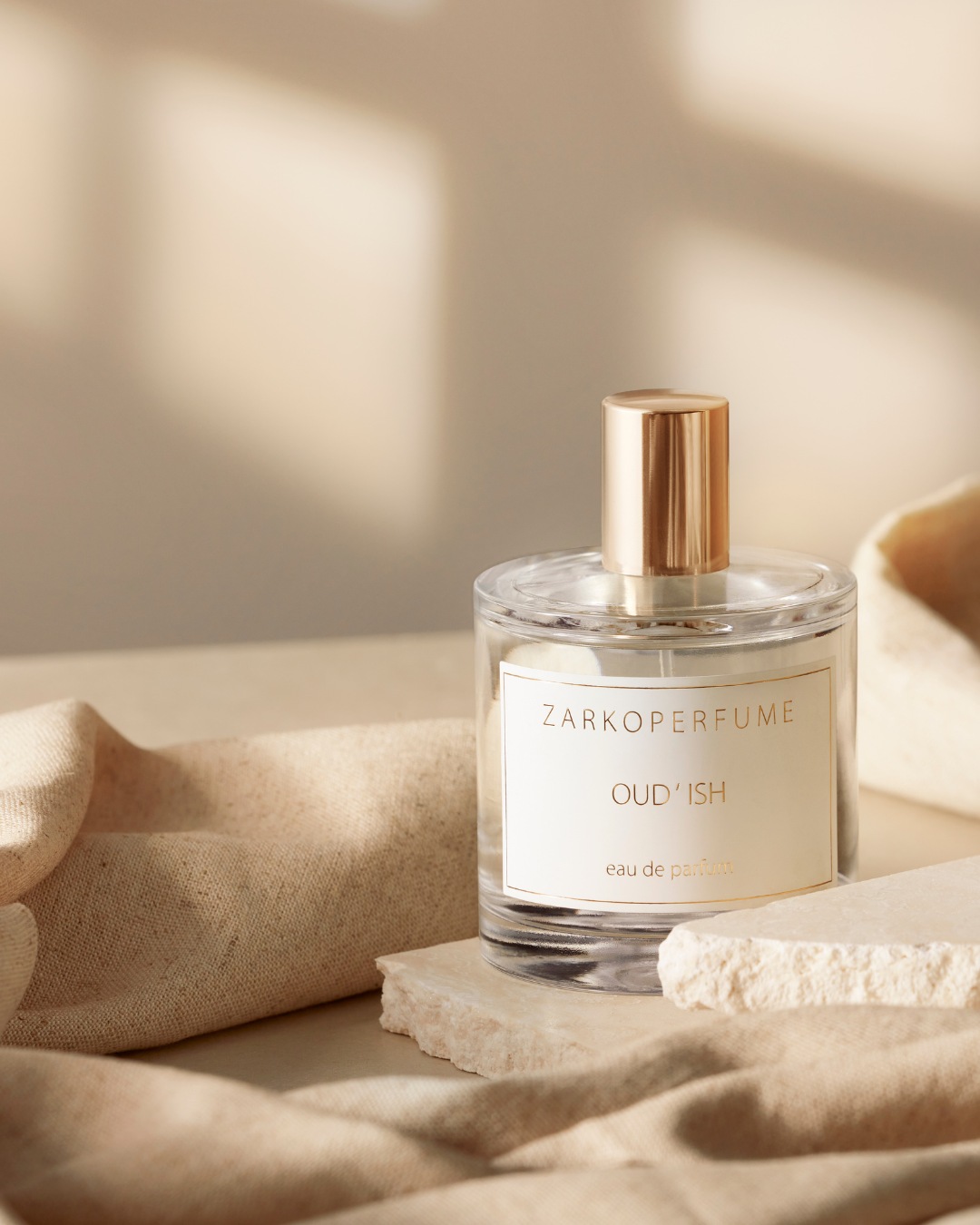 Découvrez le parfum Oud'ish de Zarkoperfume, présenté dans un flacon transparent élégant avec un bouchon doré, évoquant le luxe et la sophistication.