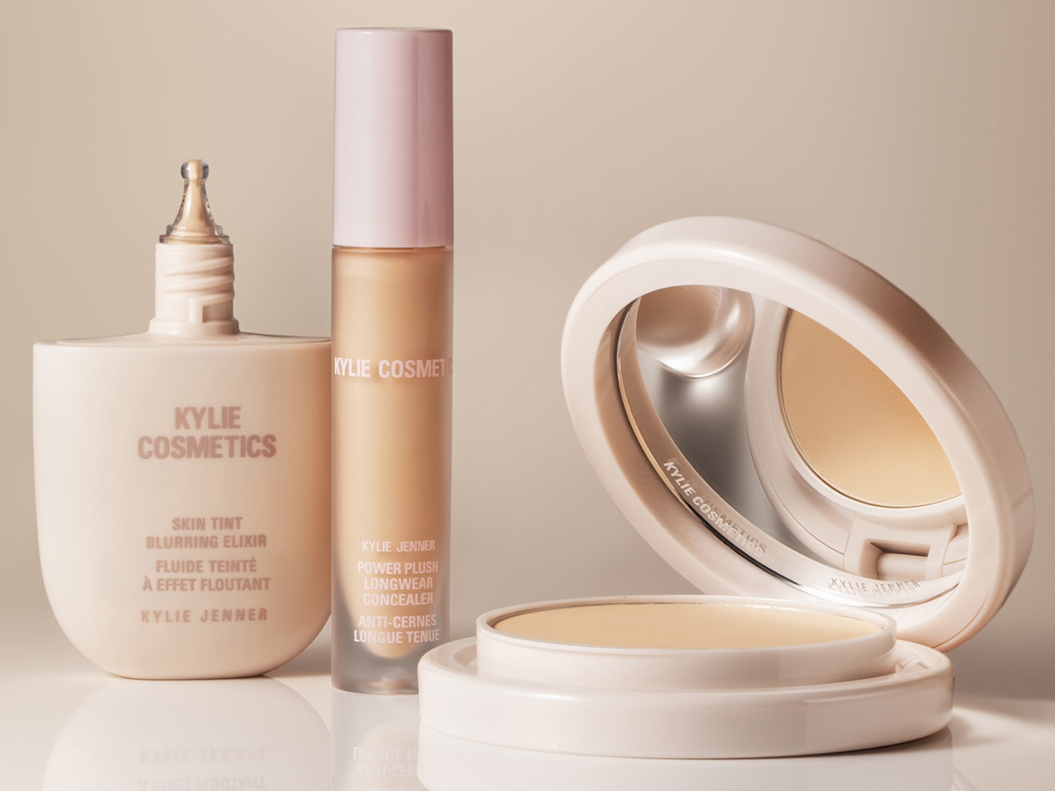 Ecco due balsami labbra colorati in stick: uno rosa acceso e l'altro bordeaux, perfetti per idratare e dare un tocco di colore alle tue labbra.