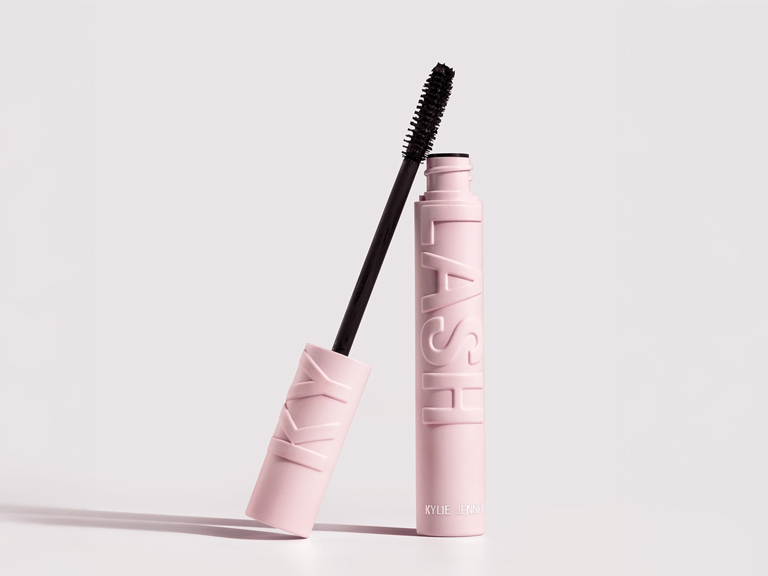 Due palette di ombretti dai toni neutri e rosati, con nomi come 'Moon', 'Chestnut' e 'Mauve Me', perfette per creare look versatili e luminosi.