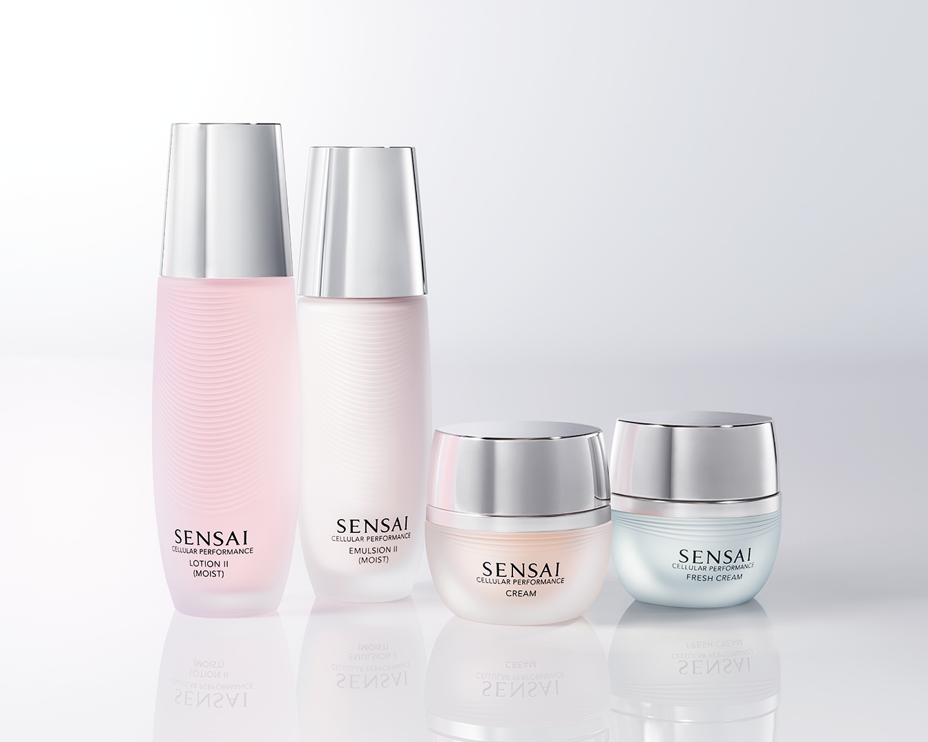 Die Sensai Cellular Performance-Serie umfasst Lotion II (feuchtigkeitsspendend), Emulsion II (feuchtigkeitsspendend), Creme und Fresh Cream in eleganten Behältern mit silbernen Akzenten.