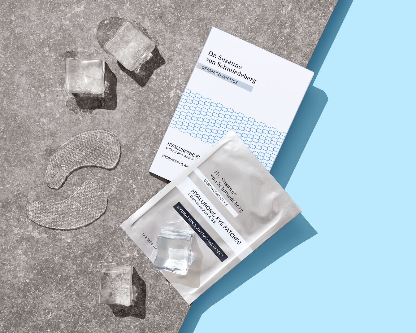 Dr. Susanne von Schmiedeberg Dermacosmetics Hyaluronzuur oogpatches met L-Carnosine Anti-A.G.E. voor hydratatie en anti-aging effect, gepresenteerd met ijsblokjes.