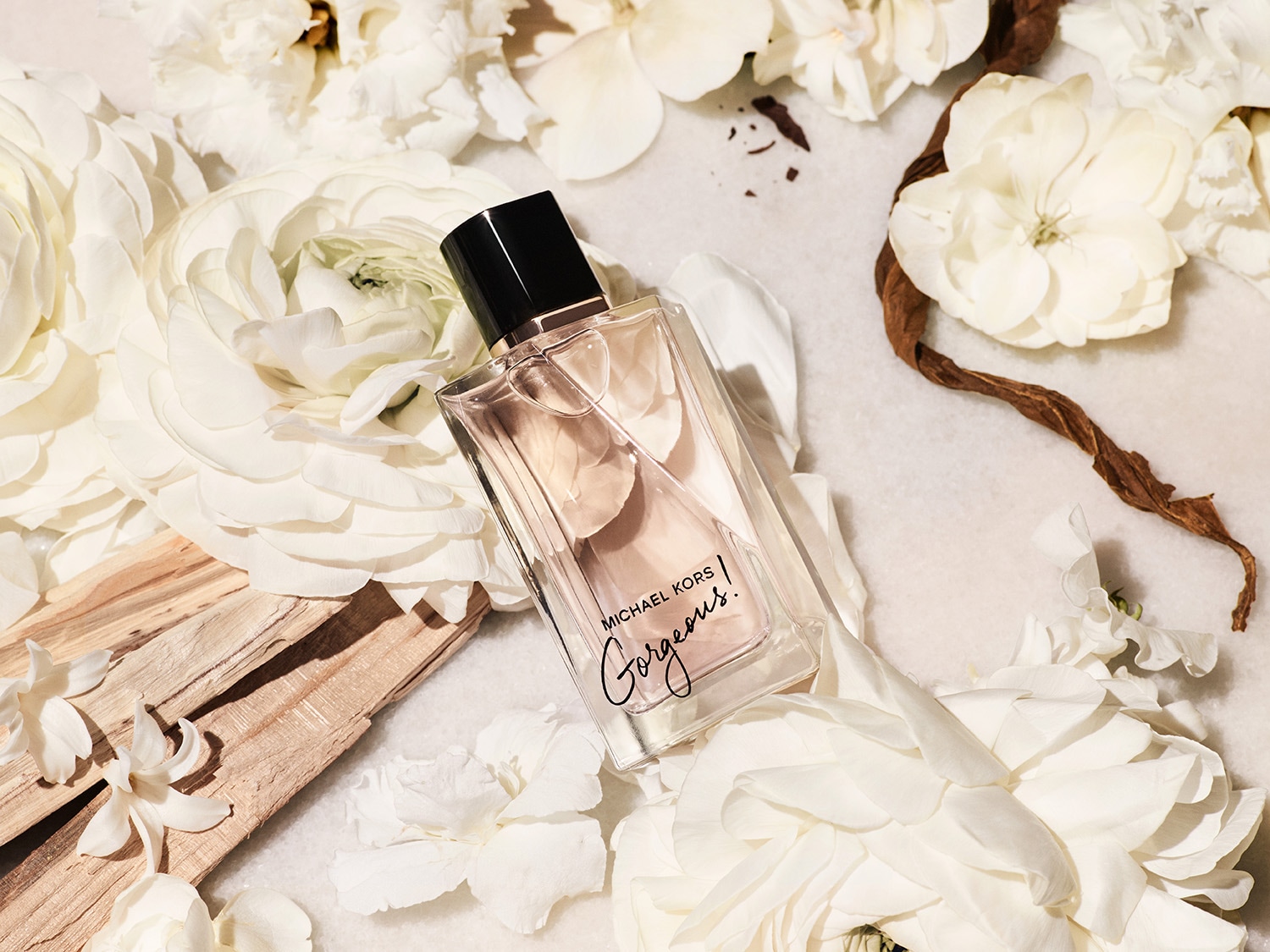 Découvrez le parfum Michael Kors Gorgeous !, un parfum floral et boisé dans un flacon transparent aux notes de fleurs blanches.