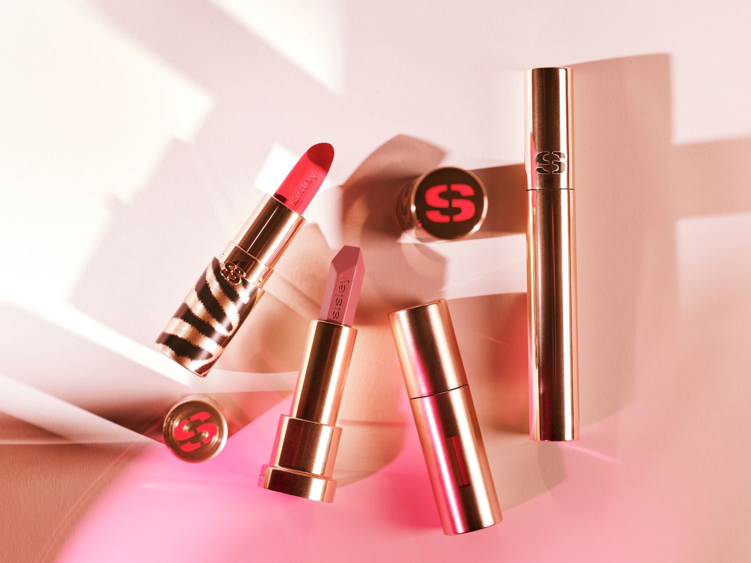 Découvrez le rouge à lèvres Sisley, un écrin doré zébré abritant une couleur rouge vibrante, et son acolyte rose tendre, pour des lèvres irrésistibles.