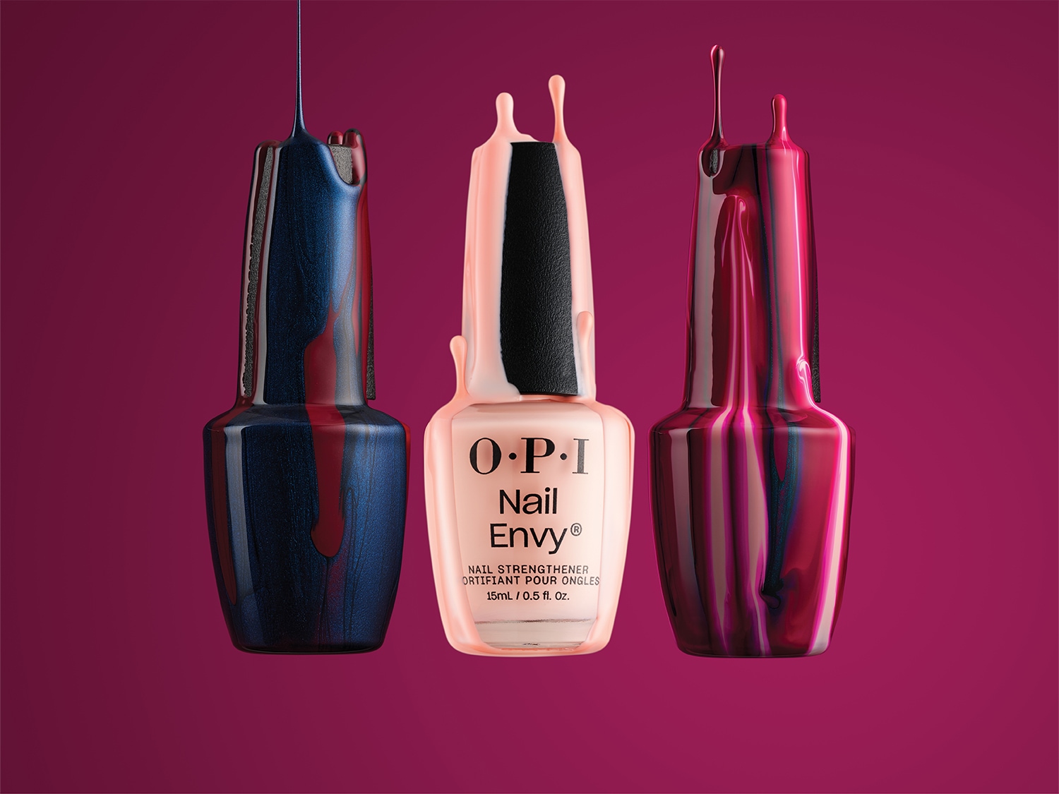Trois flacons de vernis à ongles OPI Nail Envy, chacun dégoulinant de couleurs vives, promettent un renforcement des ongles avec une contenance de 15ml.