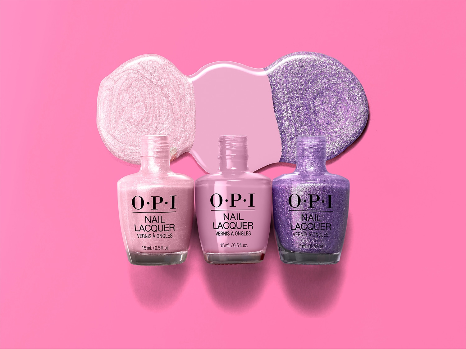 Découvrez le vernis à ongles OPI dans des teintes pastel et scintillantes de rose et de violet, présentées avec leurs textures crémeuses sur un fond rose vif.