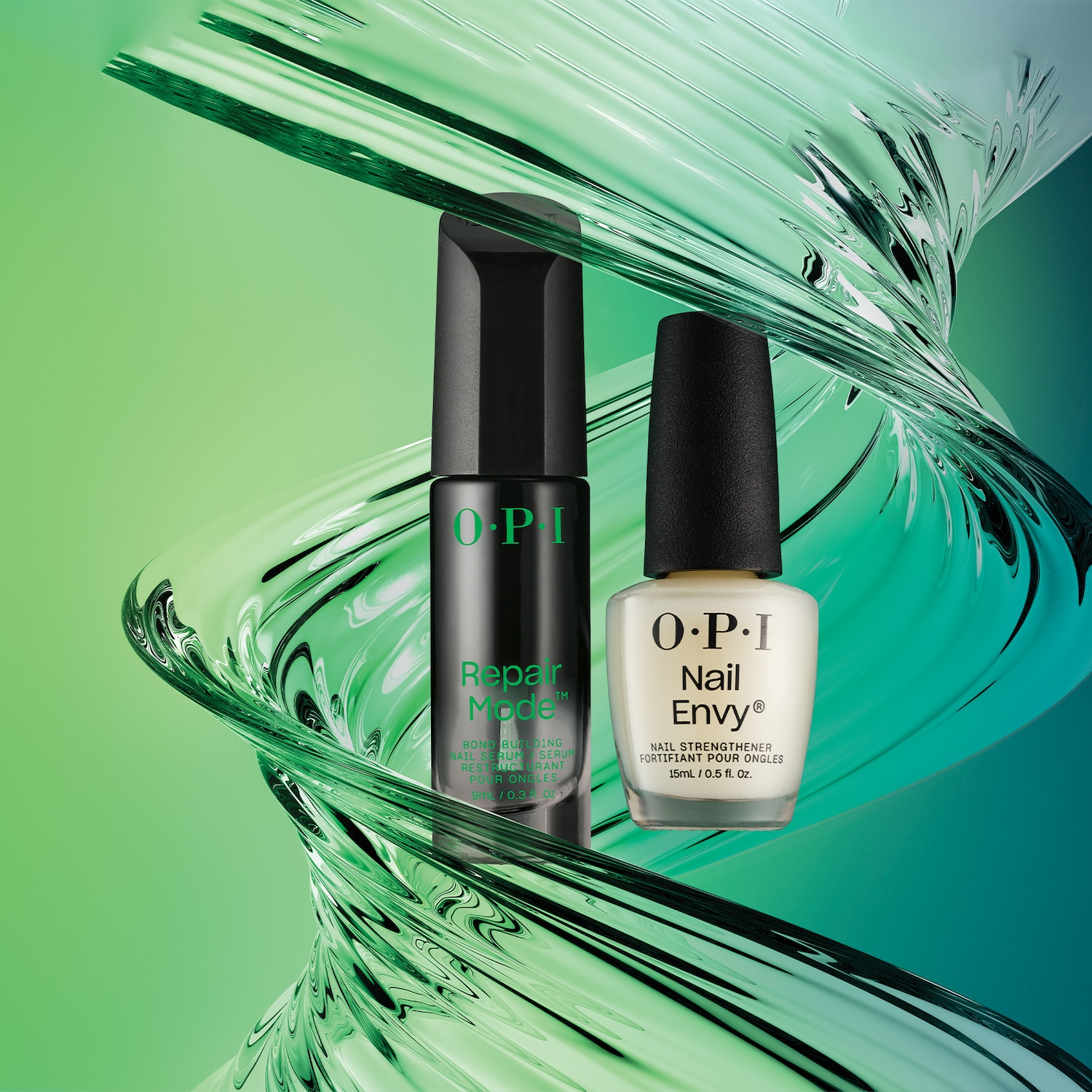 Voici le sérum pour les ongles OPI Repair Mode dans un flacon noir élégant et le fortifiant pour les ongles Nail Envy dans un flacon blanc classique.