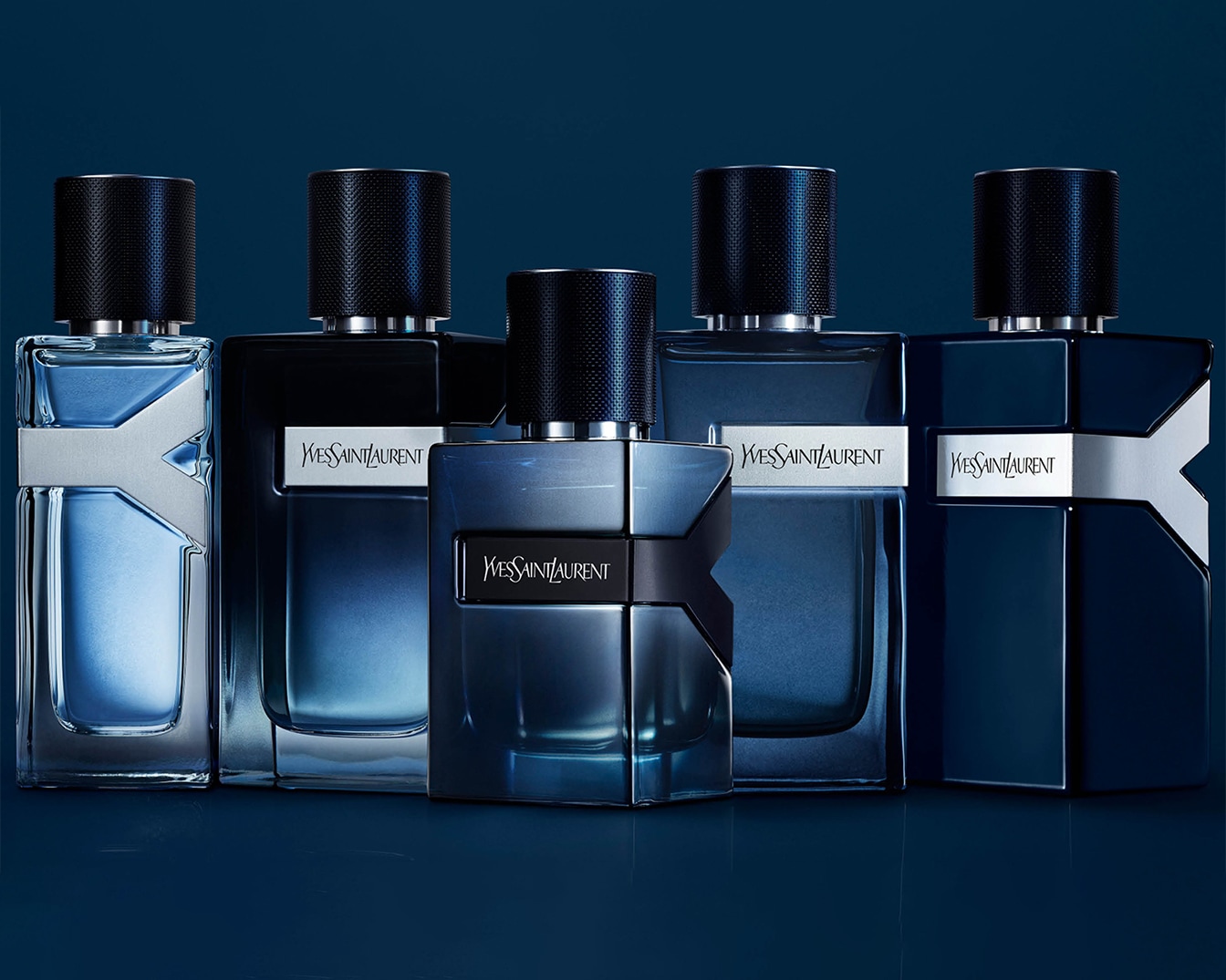 Ontdek de Yves Saint Laurent Y-collectie: een reeks flessen in verschillende blauwtinten, elk met een uniek ontwerp en een zwarte dop.