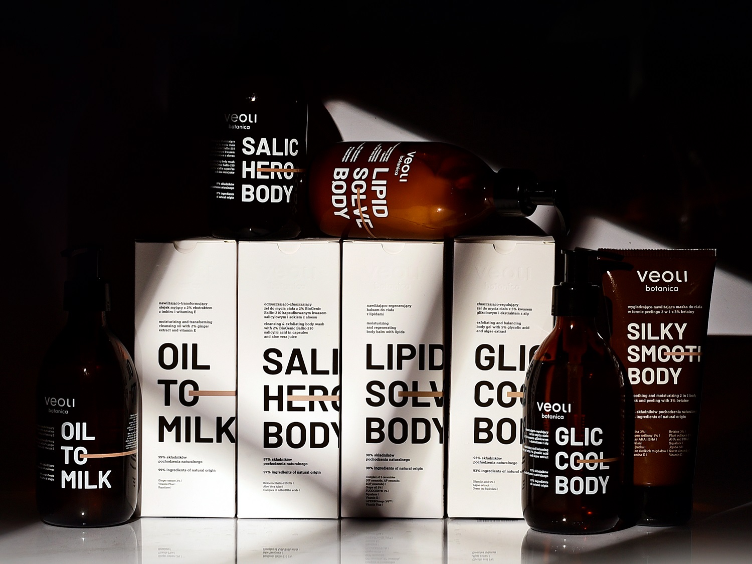 Prezentacja produktów Veoli Botanica: olej do mycia ciała, żel peelingujący, balsam do ciała z lipidami i maska wygładzająco-nawilżająca.