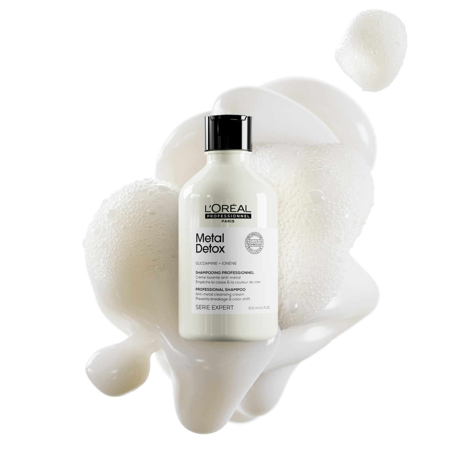 L'Oréal Professionnel Paris Metal Detox shampoo in een witte fles met zwarte dop, omgeven door witte crème en schuim.