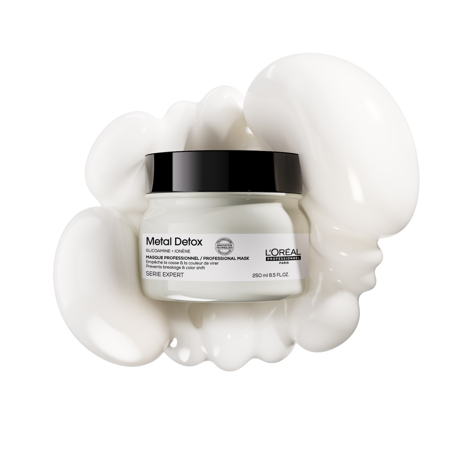 De L'Oréal Professionnel Paris Metal Detox masker in een witte pot met een zwarte deksel, omringd door witte crème, beschermt tegen haarbreuk en kleurverandering.