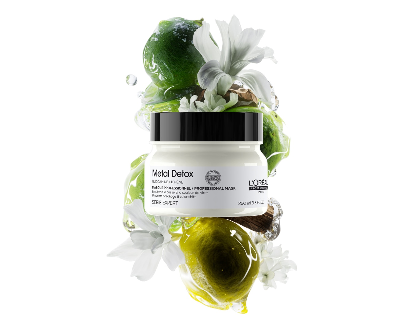 Een pot Metal Detox masker van L'Oréal Professionnel, omringd door limoenen, witte bloemen en waterdruppels, belooft breuk en kleurverandering te voorkomen.