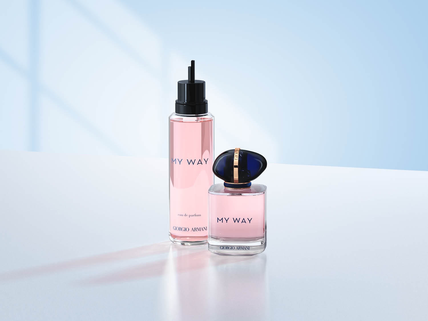 Twee flessen Giorgio Armani My Way Eau de Parfum, de ene een navulling en de andere een compacte fles, beide gevuld met een zachtroze vloeistof.