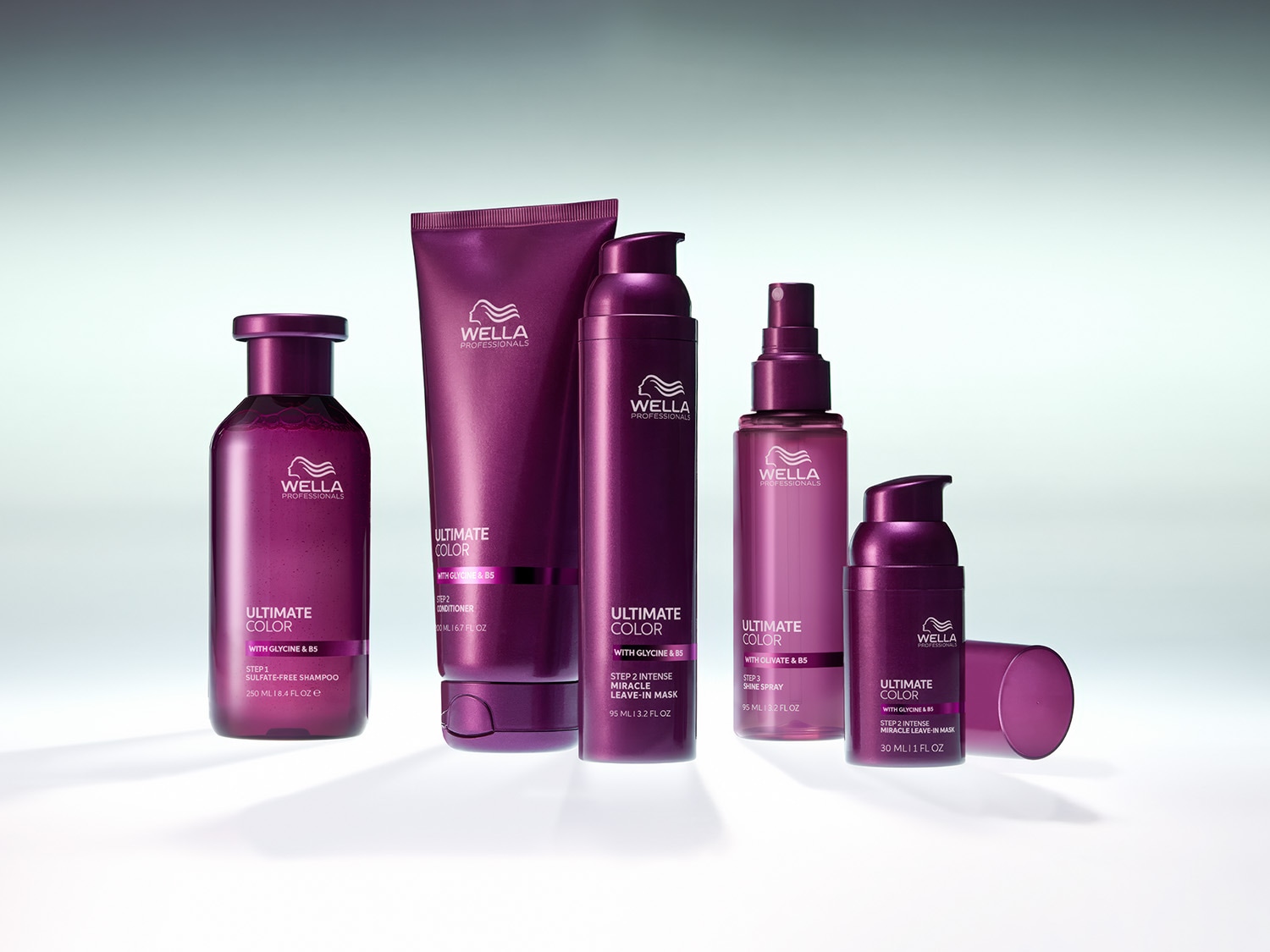 Eine Kollektion von Wella Professionals Ultimate Color Haarpflegeprodukten in violetten Verpackungen, darunter Shampoo, Spülung, Leave-in-Maske und Glanzspray.