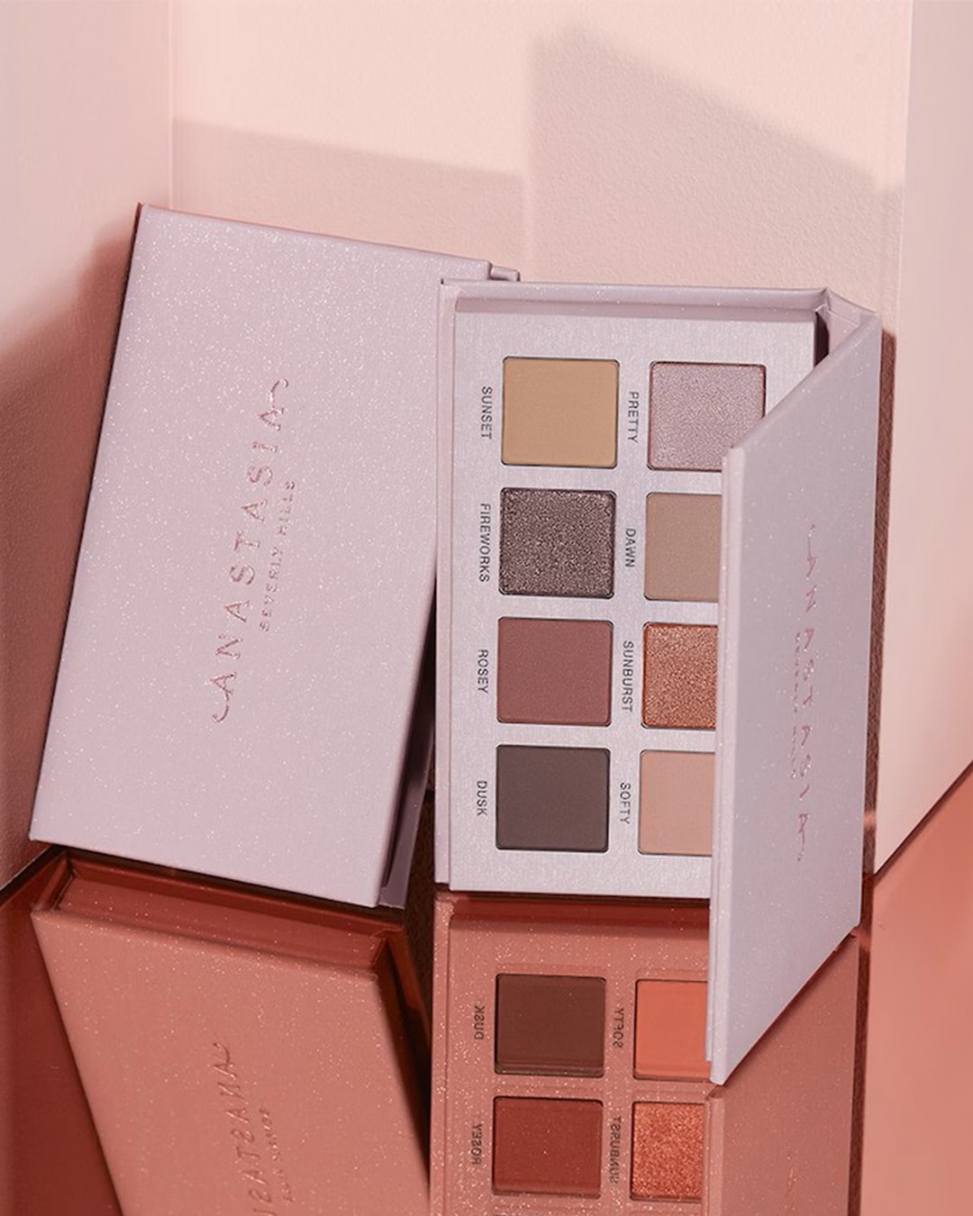 Die geöffnete, glitzernde Anastasia Beverly Hills Lidschattenpalette in Hellrosa zeigt acht Farbtöne von Sunset bis Softy.