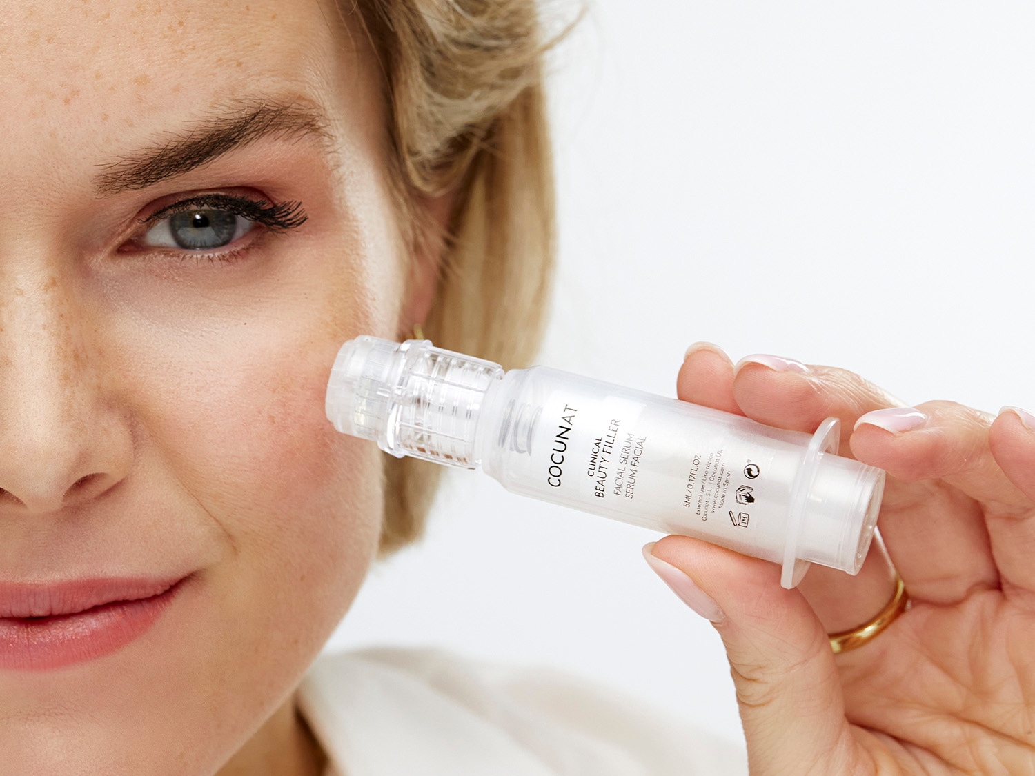 Aquí tienes a una mujer aplicando el sérum facial Clinical Beauty Filler de Cocunat, un tratamiento para uso externo que viene en un envase de 5ml.