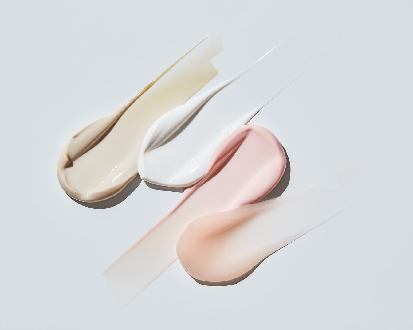 Švelnios tekstūros kremai, įvairių atspalvių – nuo kreminės iki rožinės, sukuria prabangų pojūtį.