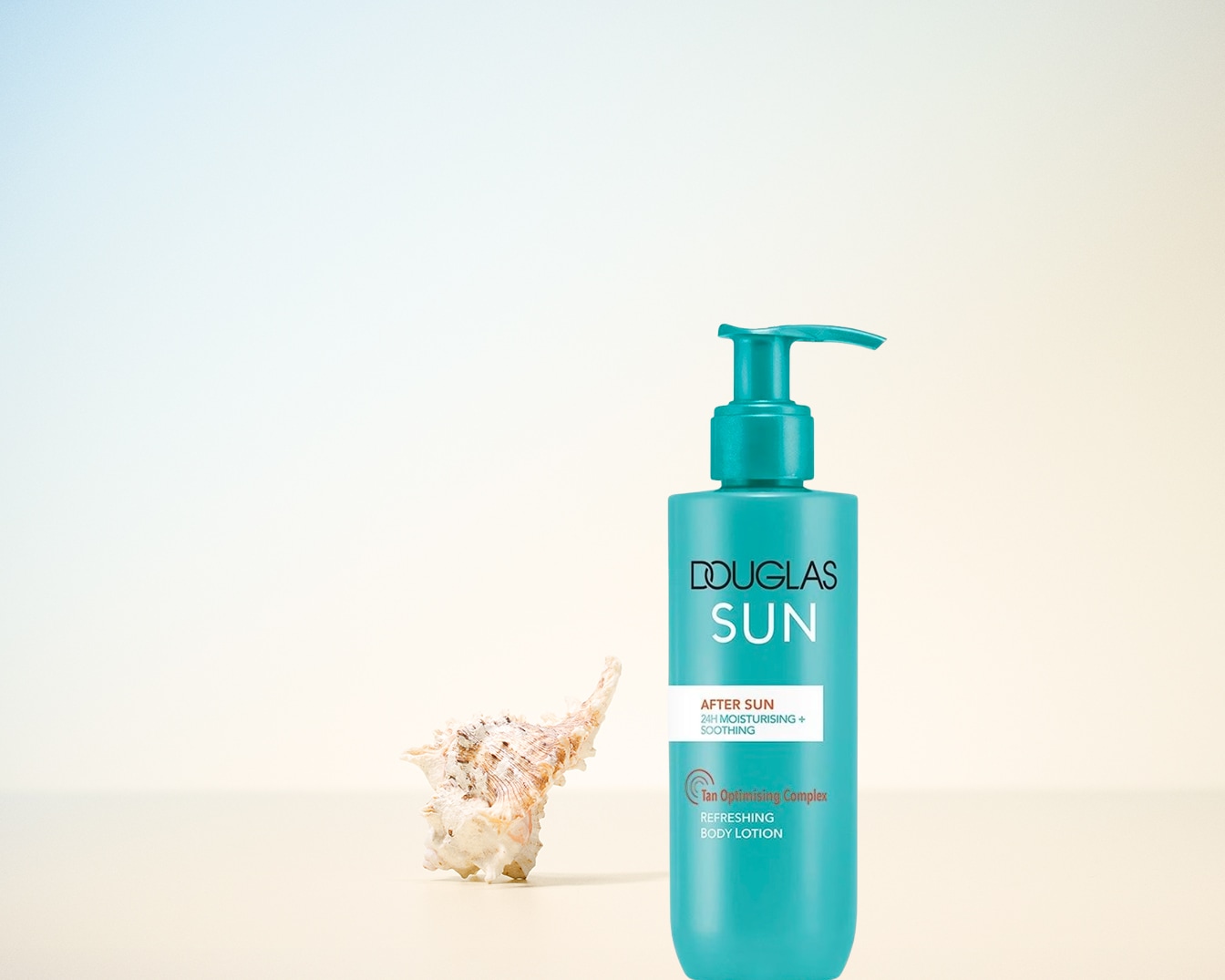 Ecco la lozione corpo rinfrescante doposole Douglas Sun in una confezione turchese con una pompa e una conchiglia di mare.