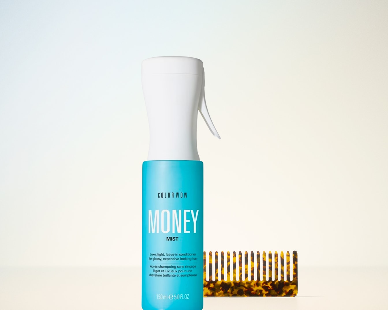 Ecco il balsamo spray leave-in Color Wow Money Mist, leggero e di lusso, per capelli lucidi e dall'aspetto costoso, confezionato in un flacone turchese e bianco.